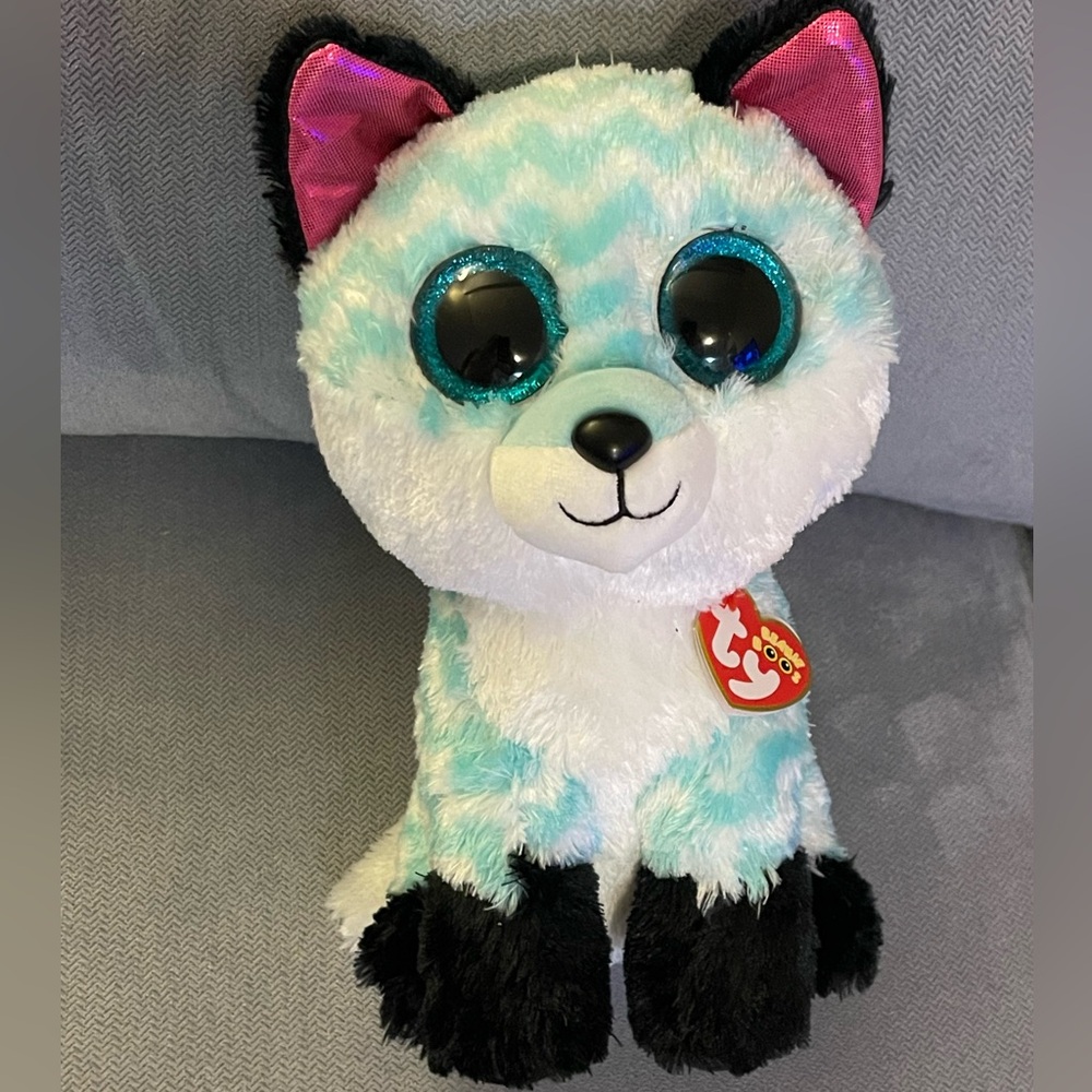 BNWT TY Beanie Boo Piper Blue Fox CLAIRE’S EXCLUSIVE
Medium size 10”